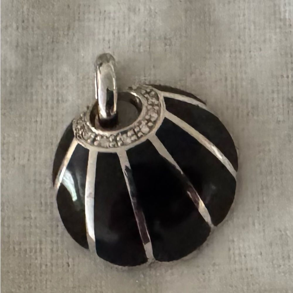 Elegant Black Onyx and 925 Silver Shell-Shaped Necklace Pendant Like New